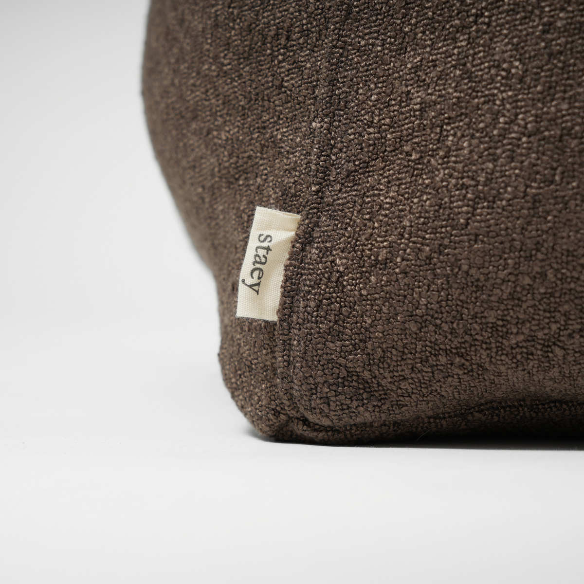 Close-up van het Staey-label op de espresso-hondenmand