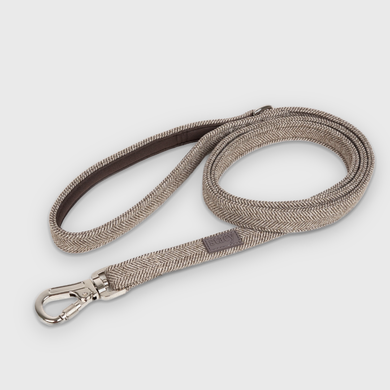 Laisse pour chien Elma, motif Herringbone Mocca, enroulée, avec un mousqueton en acier