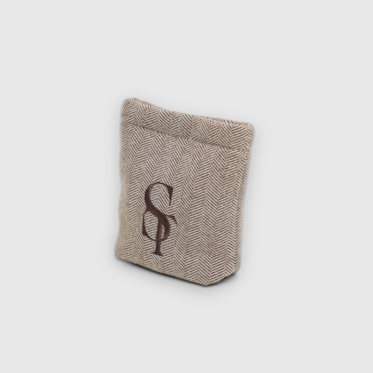 Elma-beloningszakje in mocca met visgraatpatroon en Staey-monogram in reliëf