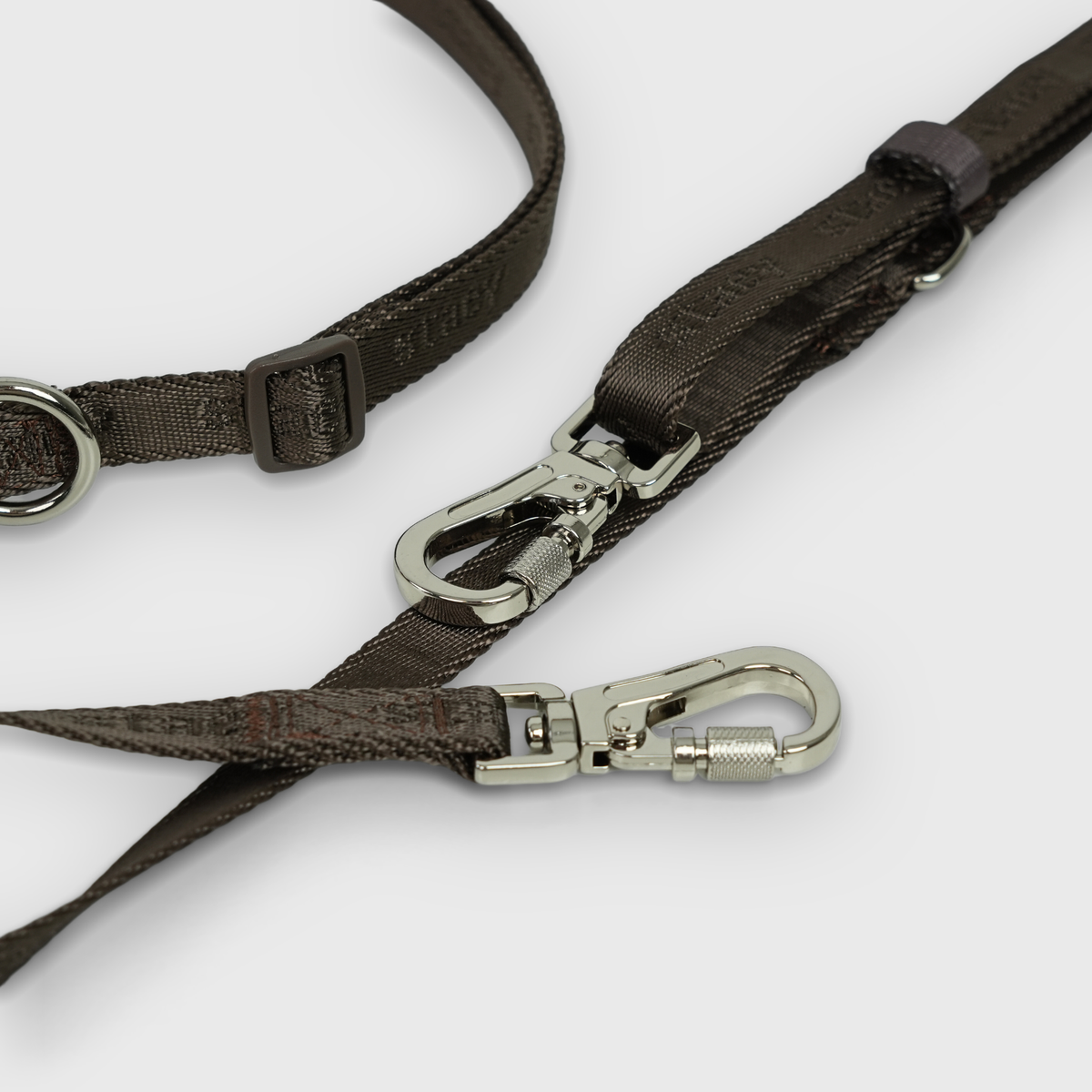 Close-up of the snap hooks and slider on the mocca hands-free leash