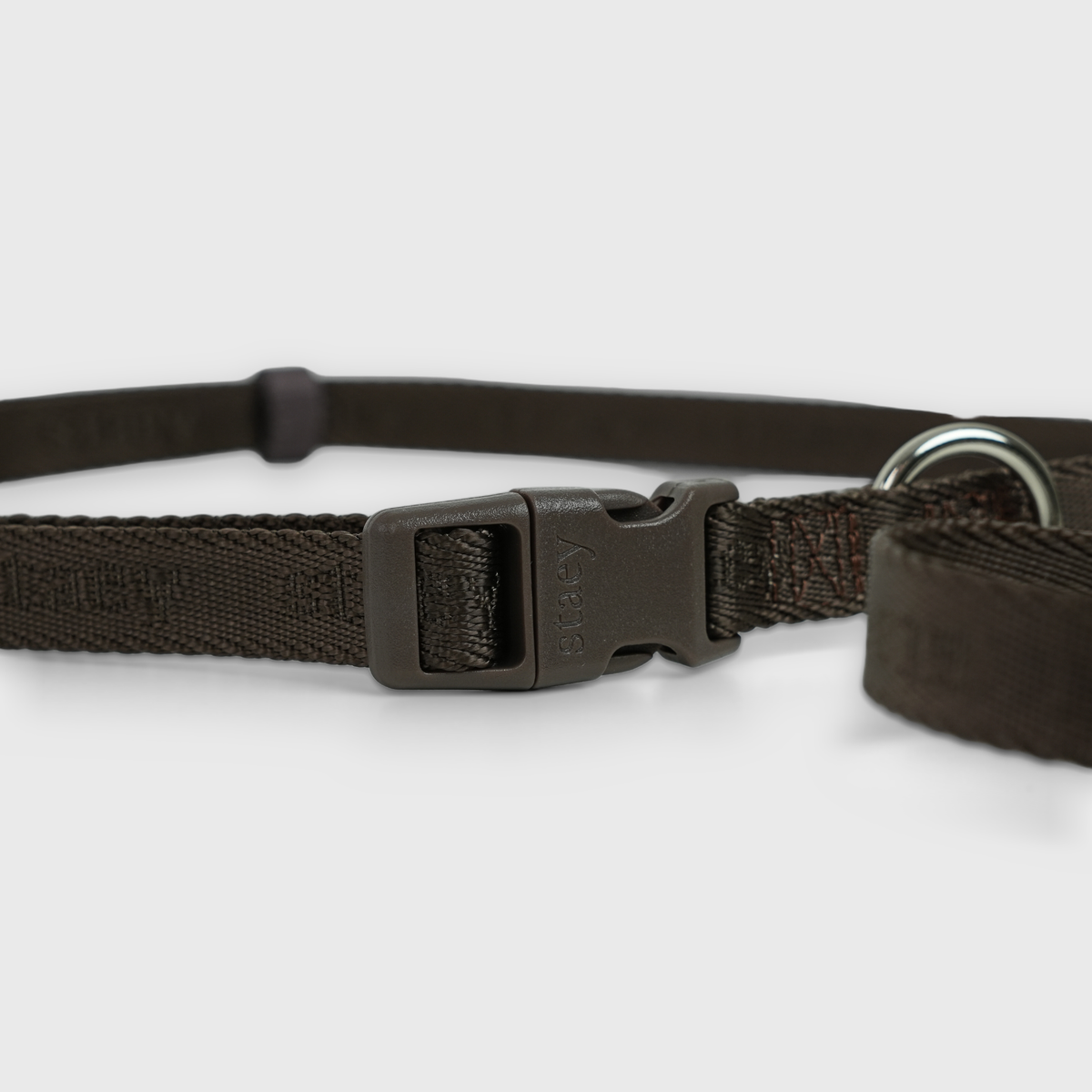 Close-up of the click buckle on the mocca hands-free leash