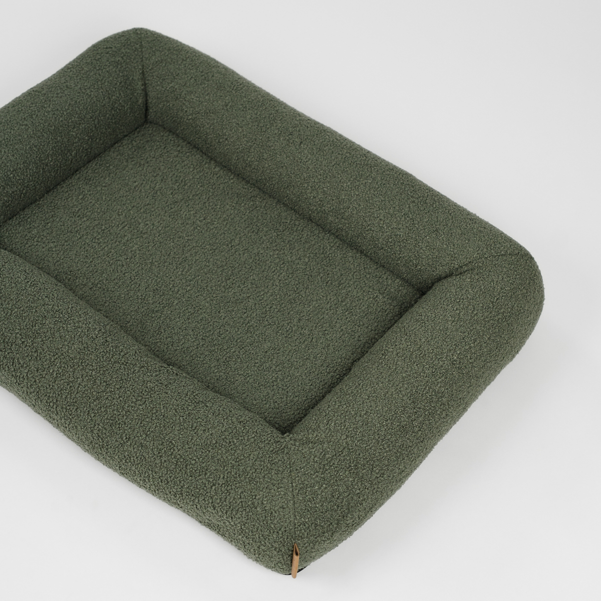 De moss green bouclé hondenmand, van bovenaf gezien