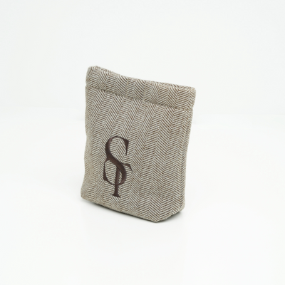 Elma-cadeauzakje in Mocca met visgraatpatroon en Staey-monogram in reliëf