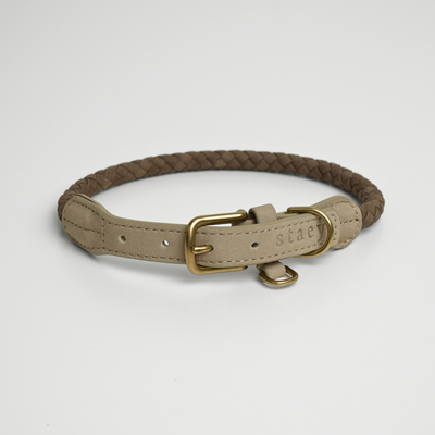 Kaia-gevlochten halsband met vlechtwerk van taupekleurig leer en een messing gesp