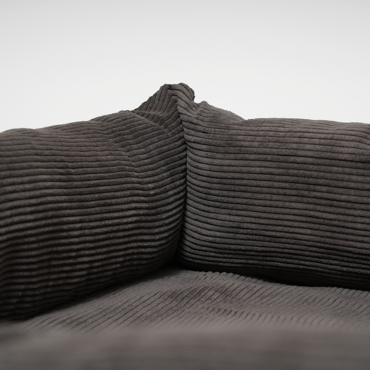 Close-up van het Corduroy kussen in de Charcoal hondenmand