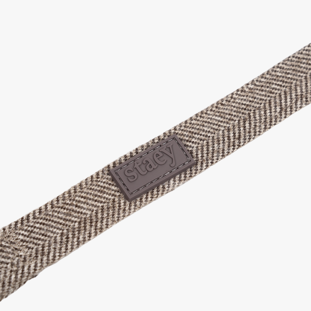Close-up of the mocca herringbone webbing and Staey label