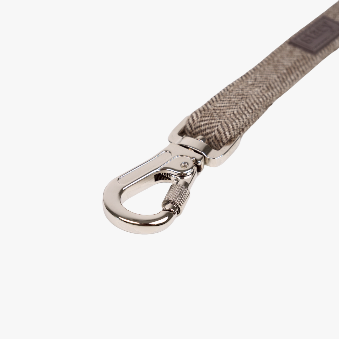 Close-up of the snap hook and herringbone weave on the mocca Elma leash