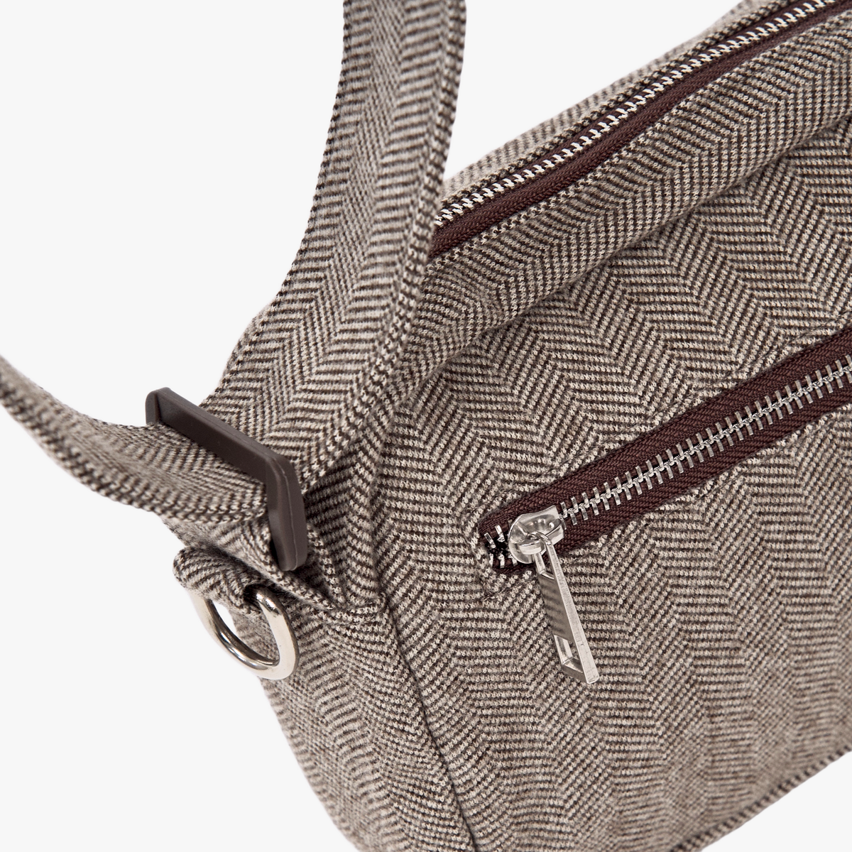 Close-up of the zips and D-ring on the mocca Elma walking bag