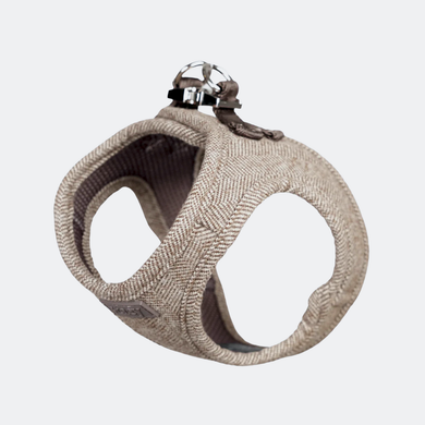 Saga step-in hondentuig in haverkleurig visgraatpatroon met een metalen sluiting